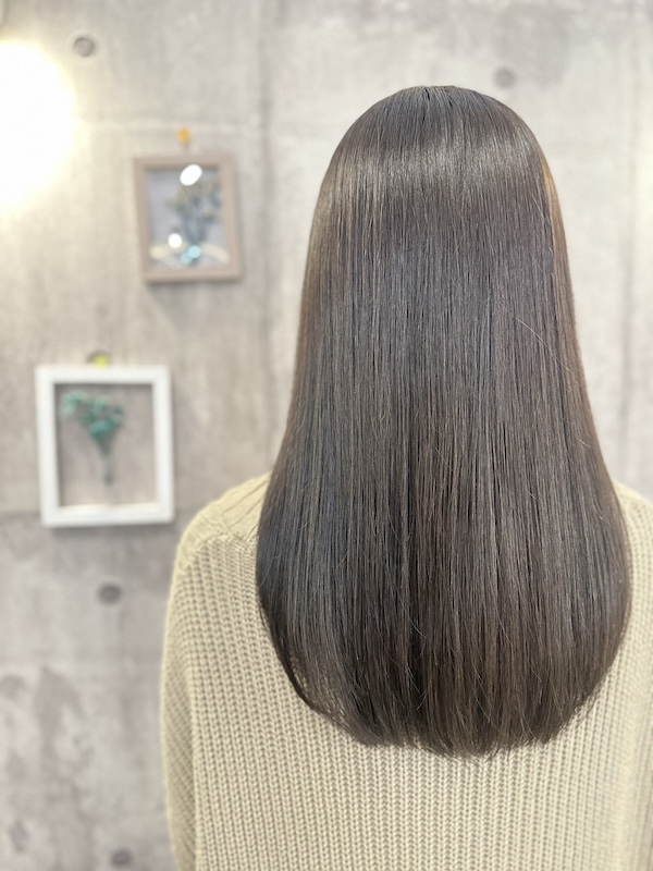 ストレートヘアの女性