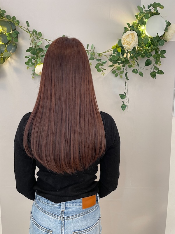 ストレートヘアの女性