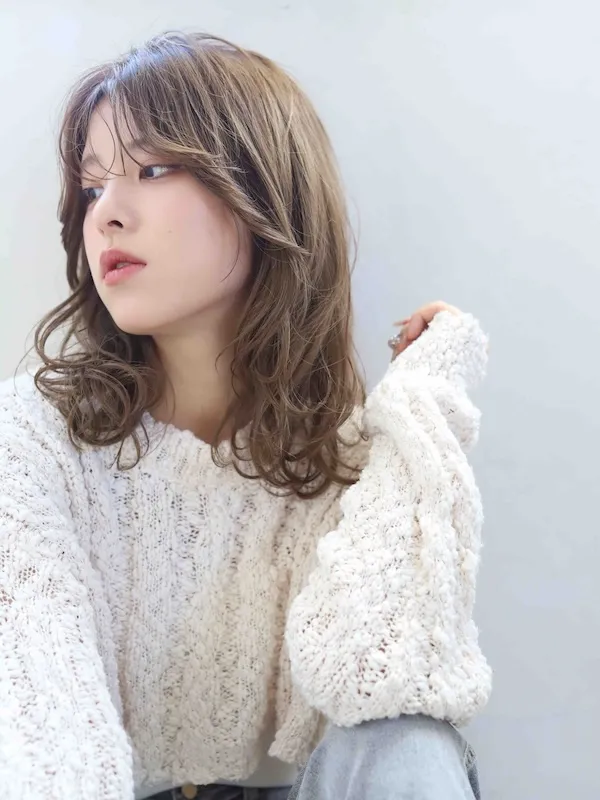 パーマヘアスタイルの女性
