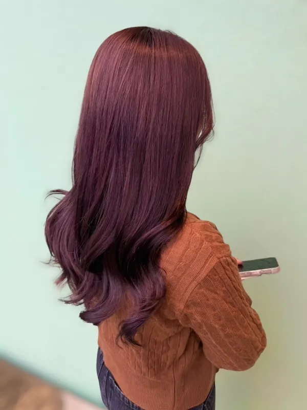 レッドオレンジ系ヘアカラーの女性