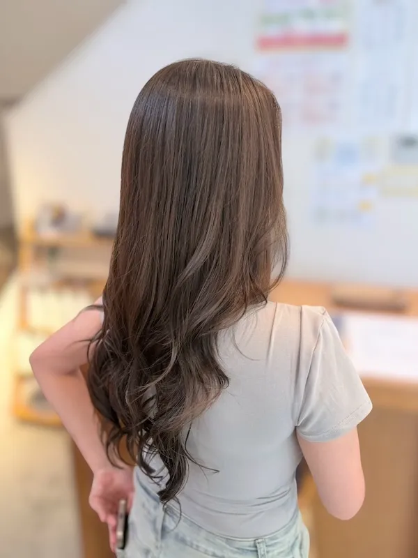 パーマスタイルロングの女性
